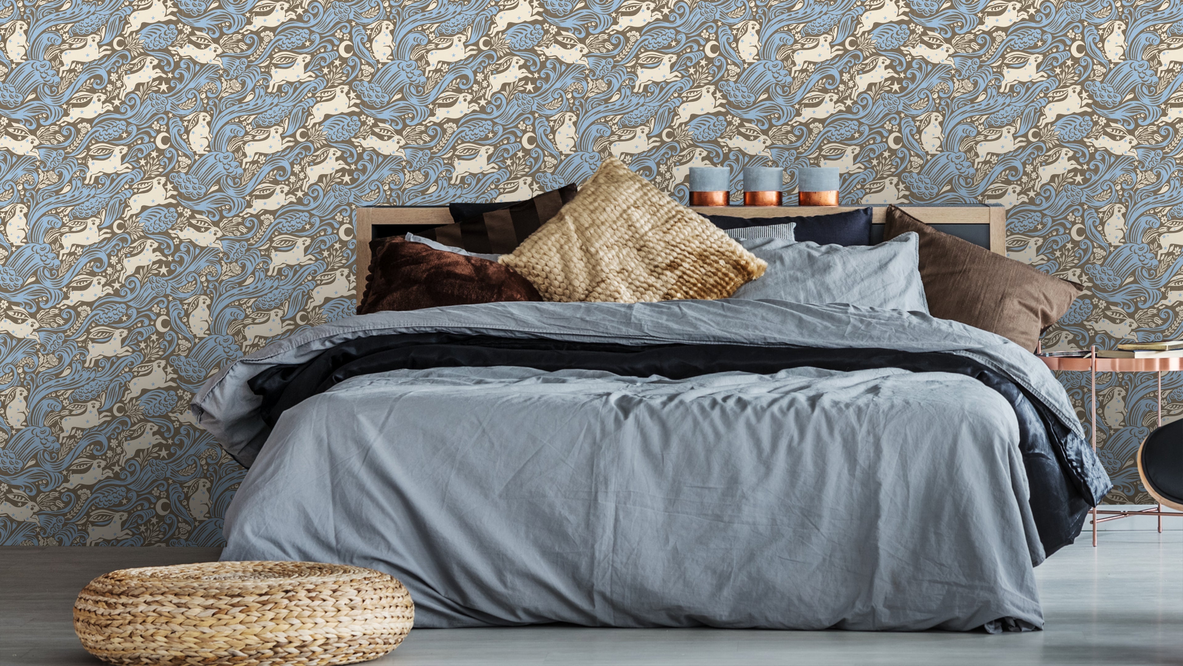 Reval Wallpaper Celestial Sea Rabbit - half drop - Cobalt - Tapet med kaniner och tulpaner i böljande mönster – högkvalita...
