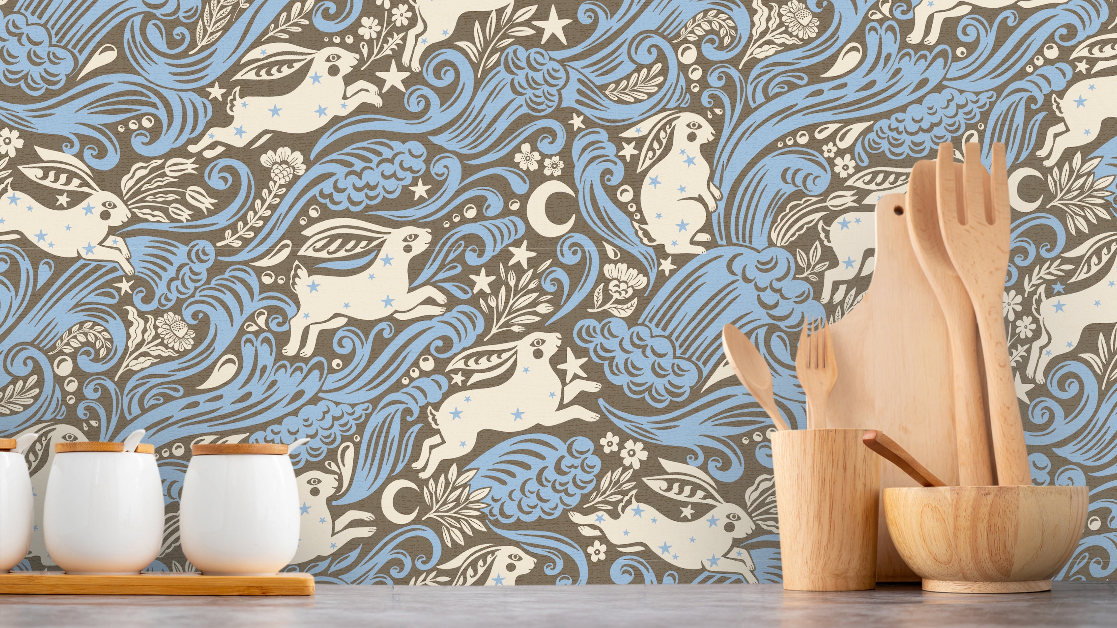 Reval Wallpaper Celestial Sea Rabbit - half drop - Cobalt - Tapet med kaniner och tulpaner i böljande mönster – högkvalita...
