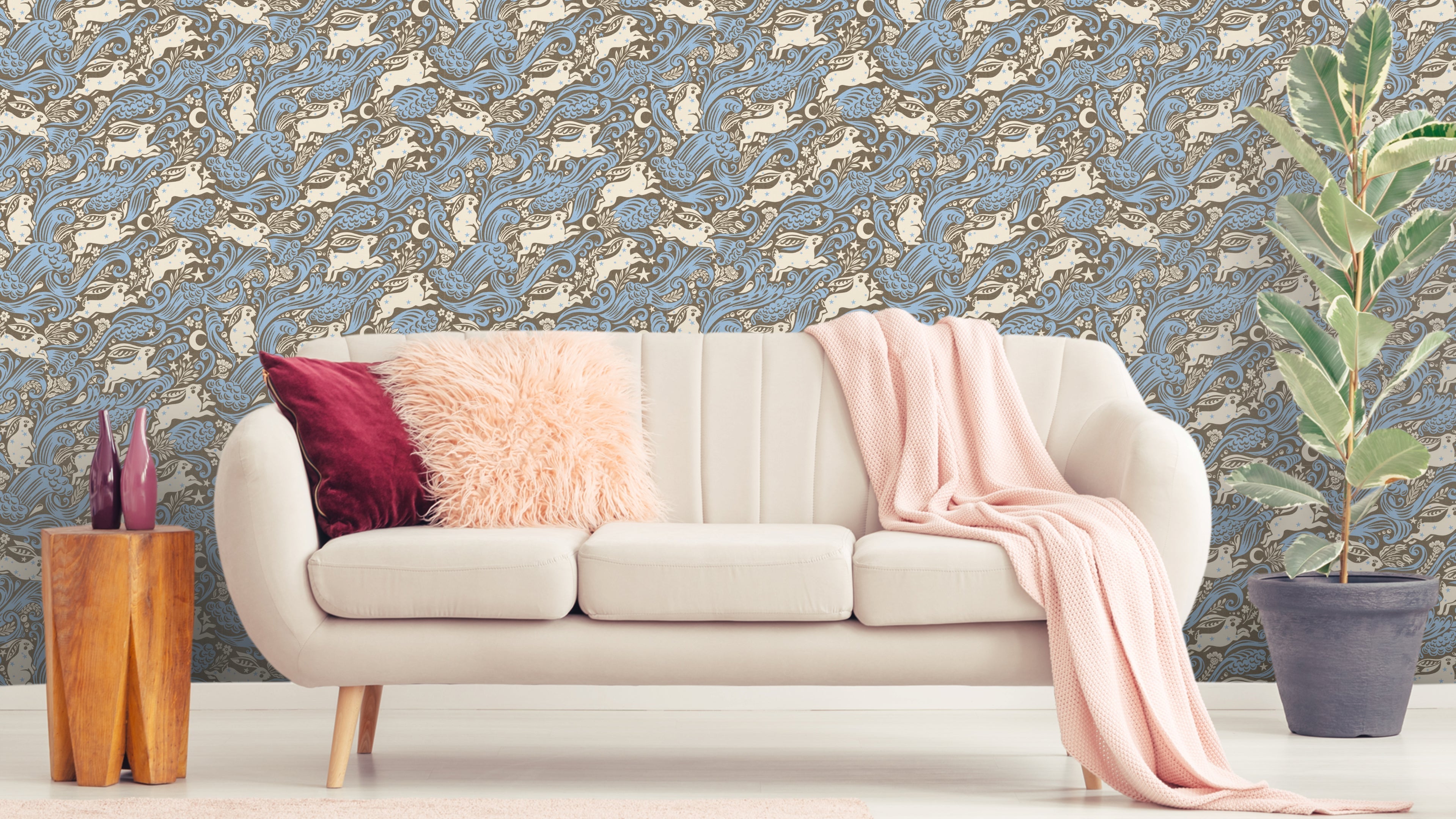 Reval Wallpaper Celestial Sea Rabbit - half drop - Cobalt - Tapet med kaniner och tulpaner i böljande mönster – högkvalita...