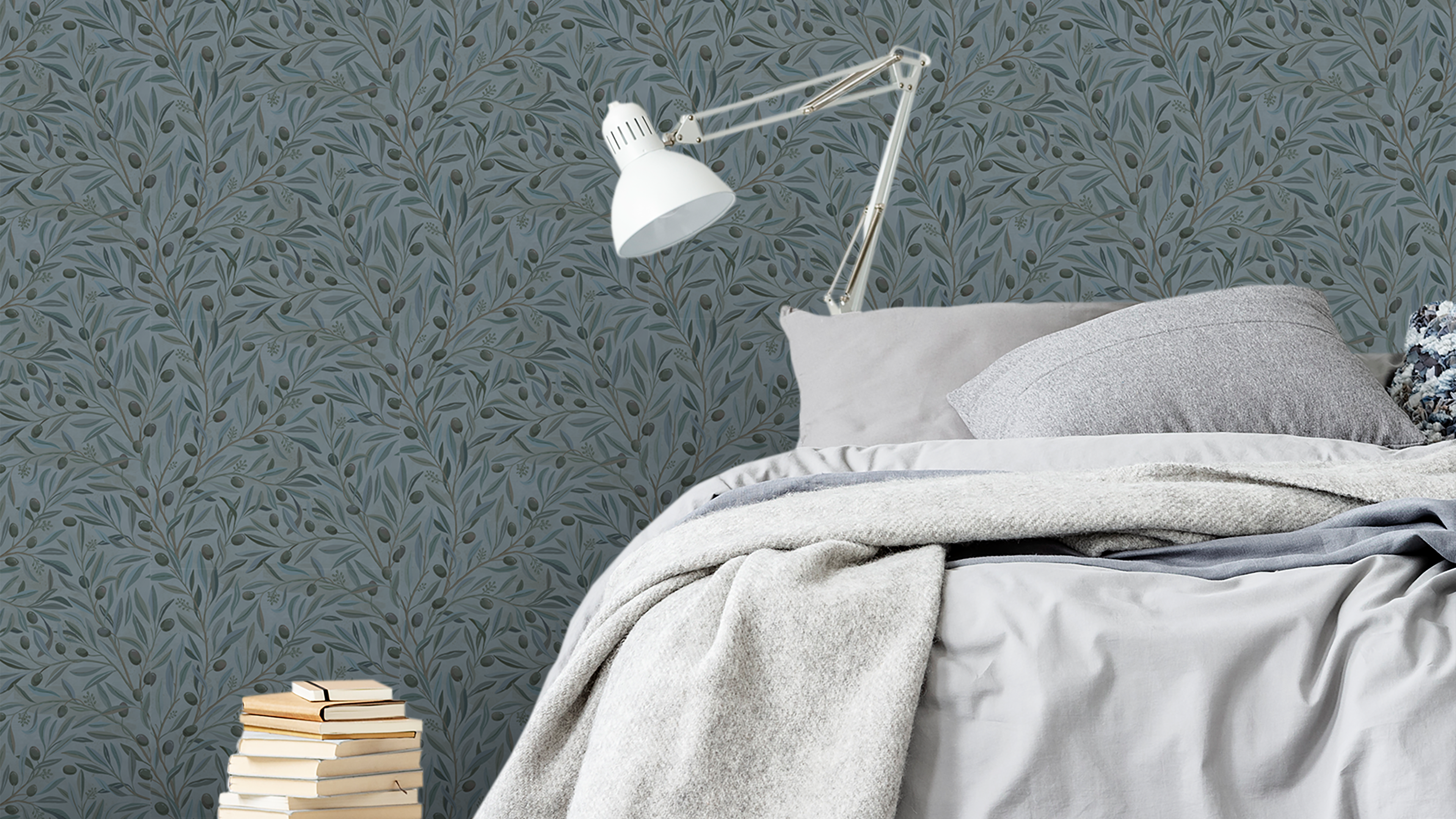 Olivia Half Drop Dove - Elegant tapet med olivkvistar i mjuka blå toner